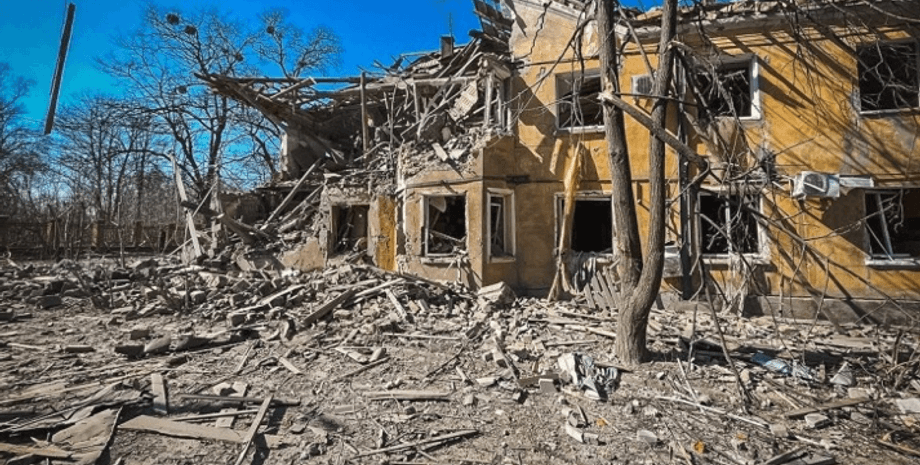 обстрелы в Харьковской и Донецкой областях, обстрел в Херсоне, авиаудар, артснаряды, погибшие, ГСЧС, Нацполиция