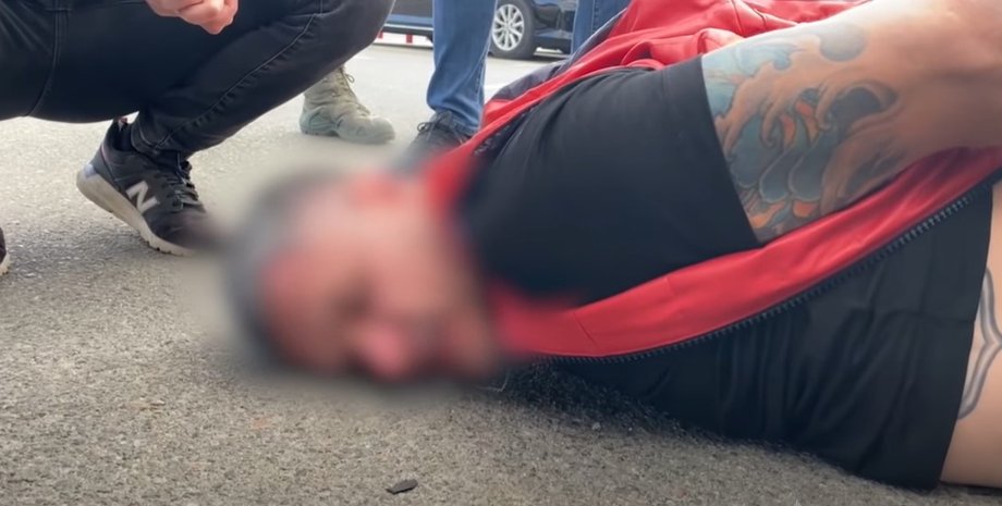 Эвелин Банева-Брендо лежит на асфальте