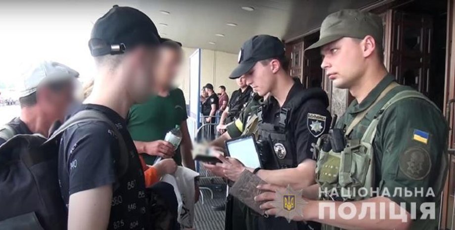 полицейские, вокзал