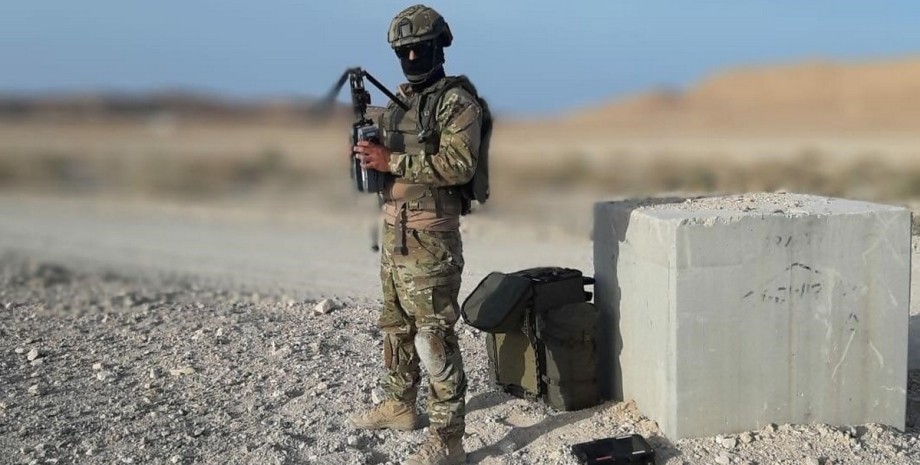 Дрон Spike Firefly в руках у солдата Дрон Spike Firefly, беспилотник