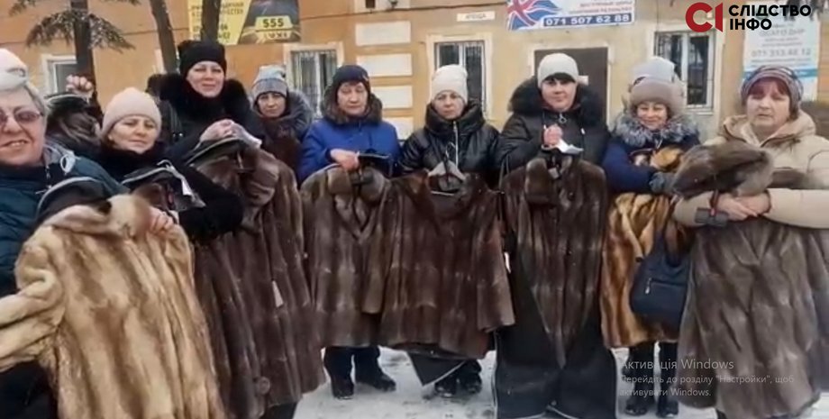 макеевка, раздача шуб, женщины с шубами