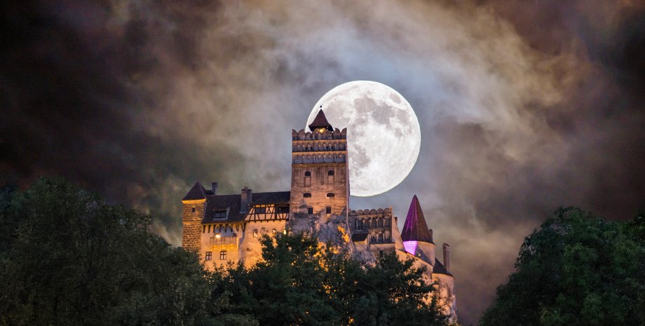замок Дракули, Місяць