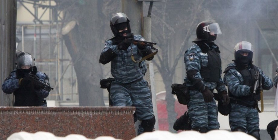 Беркут расстреливает участников Евромайдана / Фото: AP