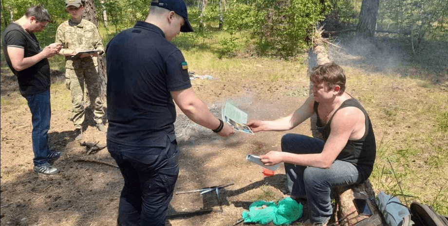 Военкомы, военкоматы, повестки украина, вручение повестки, леса киев, повестки в лесу