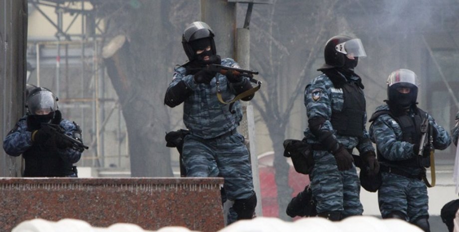 Беркут расстреливает участников Евромайдана / Фото: AP