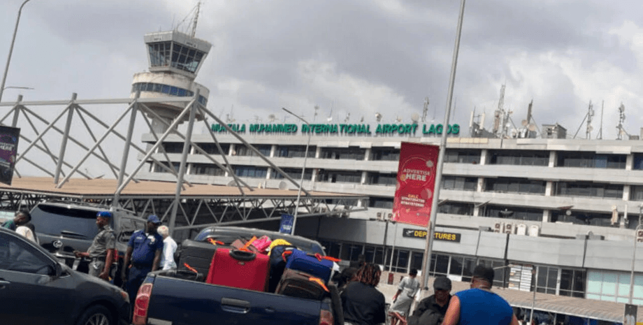 Аэропорт, пассажиры устроили драку, разгромили аэропорт, прибыли военные, избивали сотрудников, отменили рейс, избивали персонал