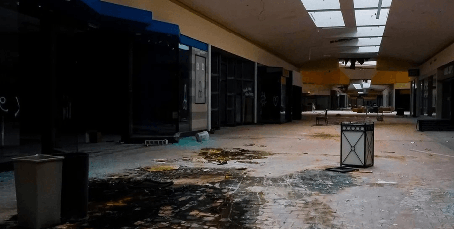 Час зупинився тут у 2022-му: що приховує занедбаний торговий центр