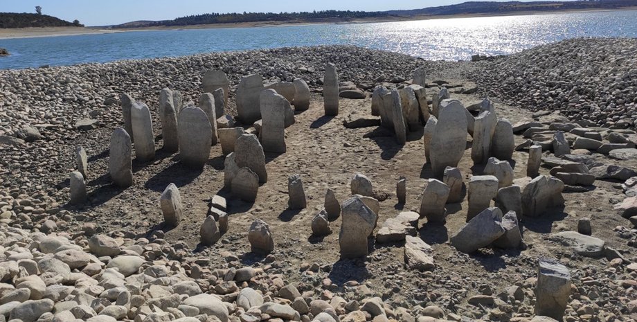 испанский Стоунхендж, камни, вода, фото