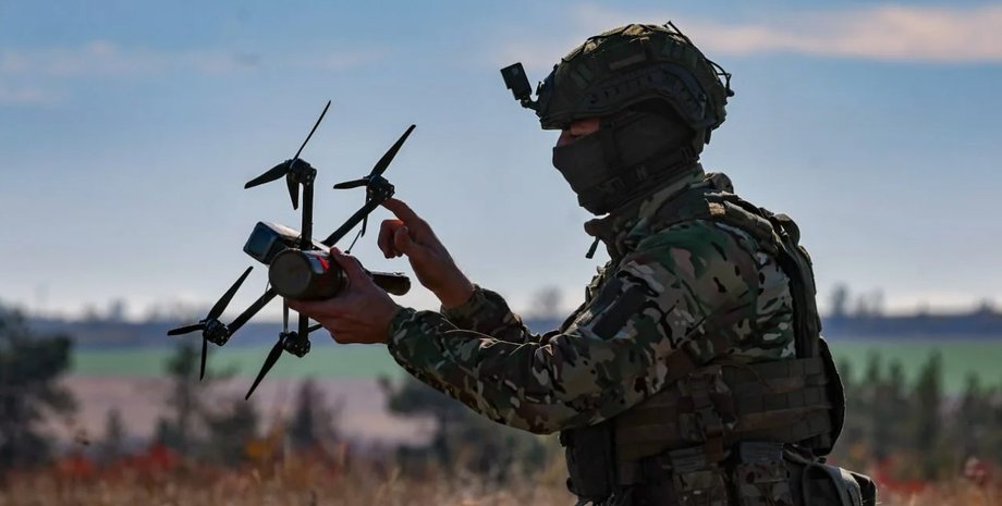 Дрон ВС РФ Российский военный с дроном