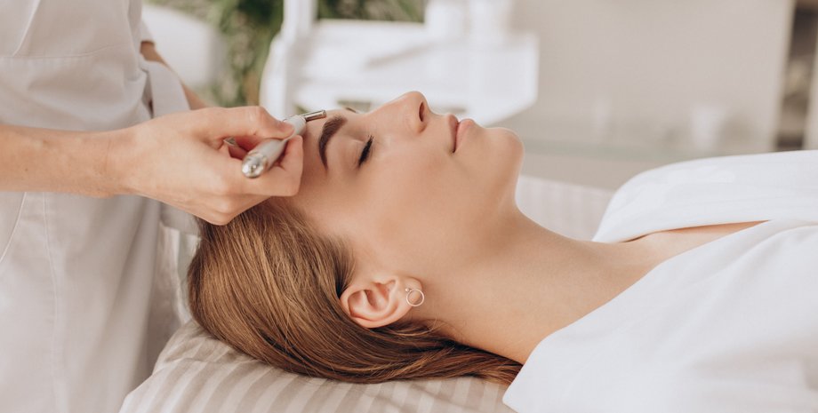 Девушка у косметолога