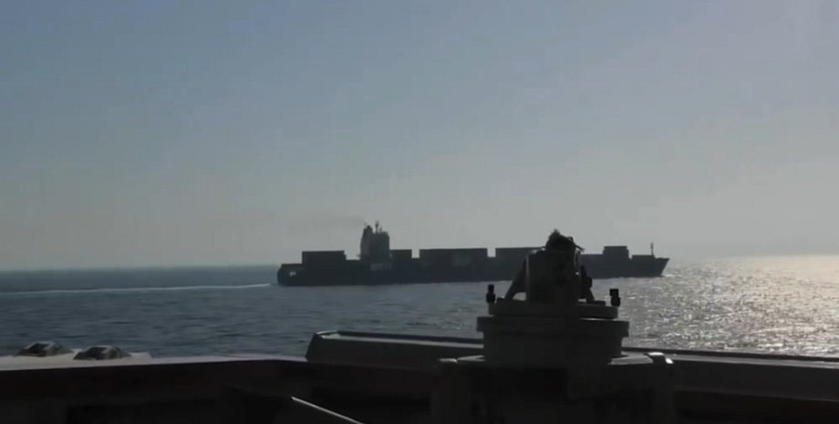 Эсминец USS Spruance открыл огонь по грузовому судну Touska