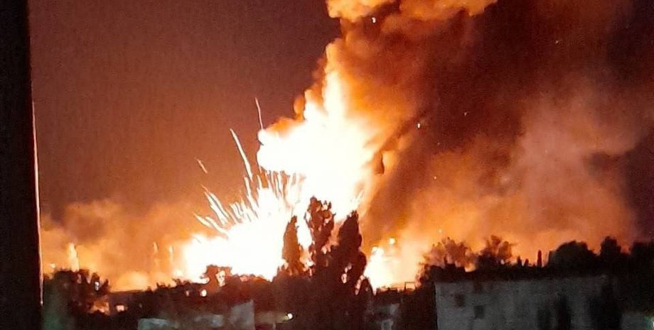 Попадание в склад боеприпасов в Новой Каховке, HIMARS уничтожили шесть складов с БК, HIMARS бьют по тылам россиян