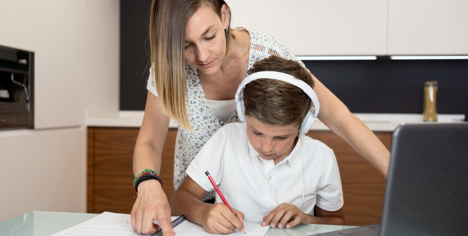 Мама проконтролировала, как сын лично писал эссе в школу: его учитель подозревает ИИ