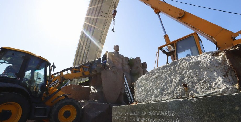 новини києва, арка дружби народів, переяславська рада, скульптура, демонтаж, війна з росією