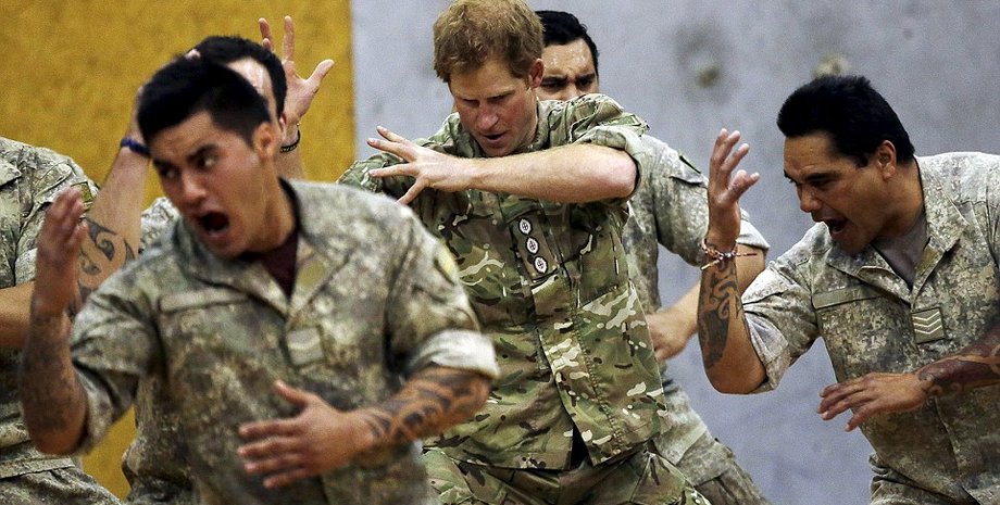 Принц Гарри танцует маори / Фото: Reuters