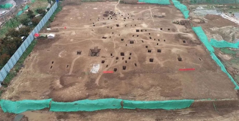 Archeologové našli více než 500 artefaktů v 174 pohřbech datovaných asi 478-221 ...
