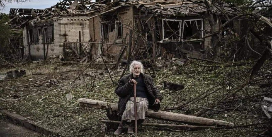 літня жінка, зруйнований будинок