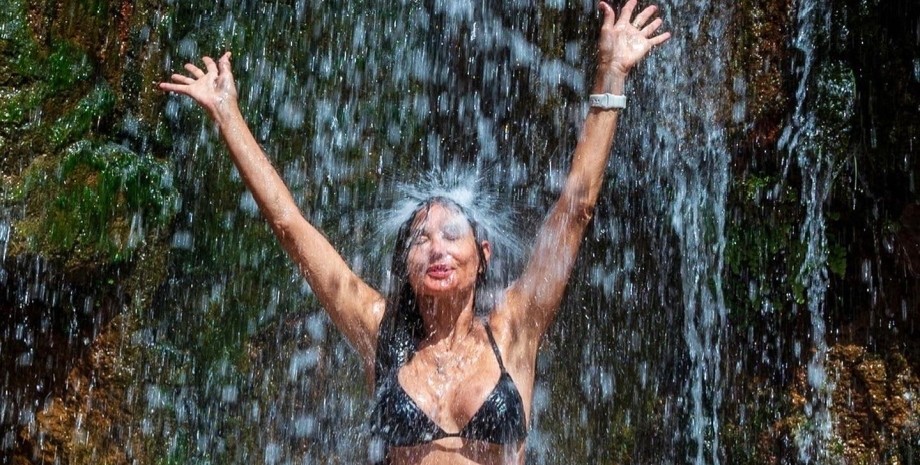 Деми Мур, фигура в бикини, водопад