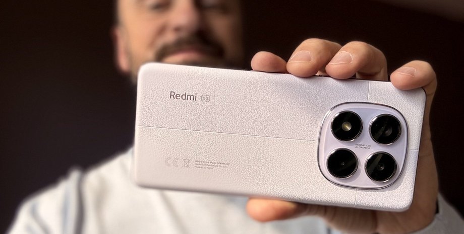 мужчина держит смартфон Redmi Note 14 Pro 5G