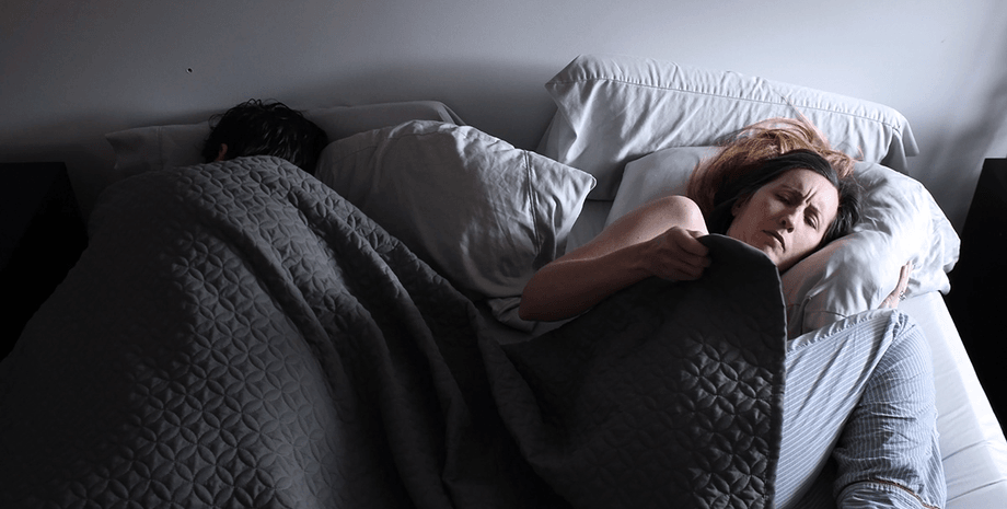 Женщина в постели, парень ворвался в дом женщины в США, грабитель, вор, преступник, ворвался в дом, проник в дом ночью, напал на женщину