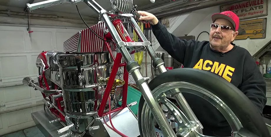 Мотоцикл, мотоцикл работающий на пиве, мужчина, изобретатель, гараж, пиво,