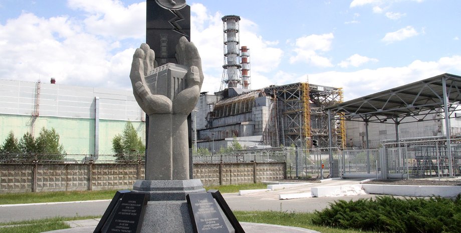 Памятник ликвидаторам аварии на ЧАЭС, установленный к 20-летию возведения объекта "Укрытие" / Фото: perm.ru