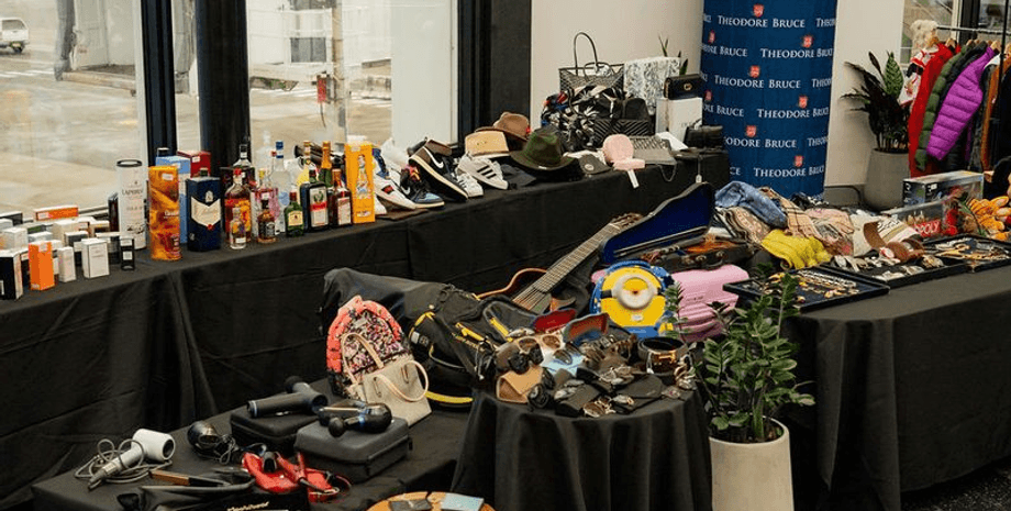 Аукціон загублених речей в аеропорту, аеропорт, загублені речі, речі пасажирів, цінні предмети, благодійний аукціон