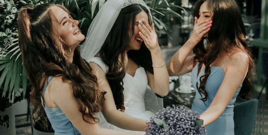 Подружки невесты, невеста, бывшие девушки жениха, разыграла жениха, будущий муж,  удивила любимого, соцсети, вирусная история