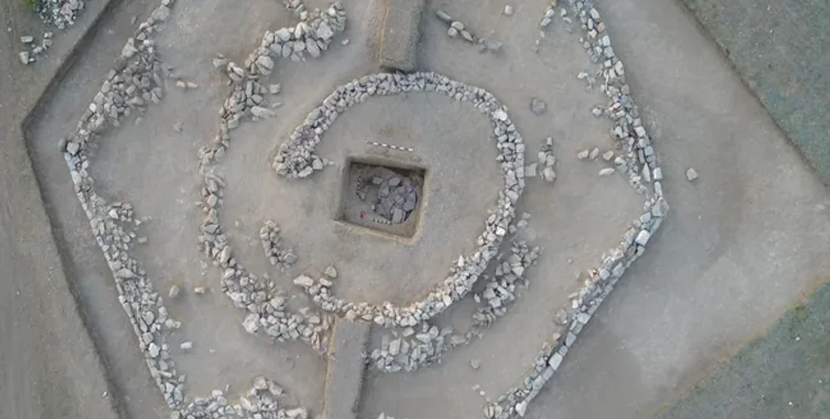 Казахстанская археология, Пирамида бронзового века, Евразийская степная находка, Древнее захоронение, Шестиугольное сооружение, древние люди, Культ лошади, Петроглифы, раскопки, казахстан