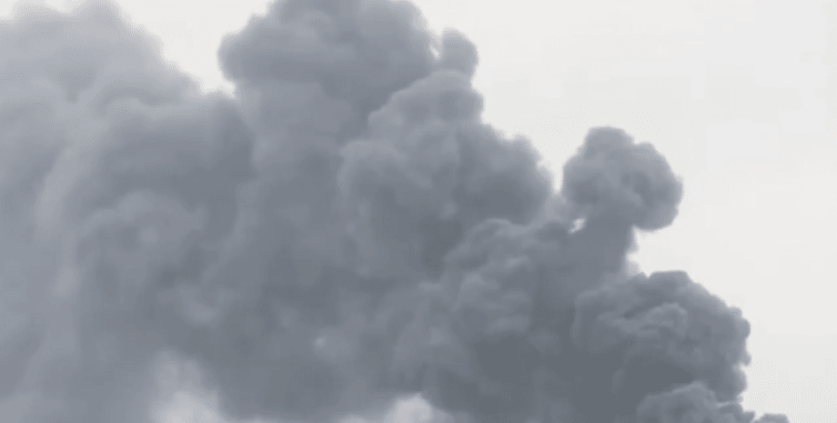 Дим В Херсоне уже третий раз за день прогремели взрывы
