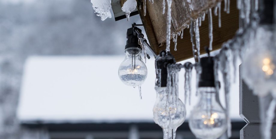 Огромная сосулька едва не убила людей в Луцке