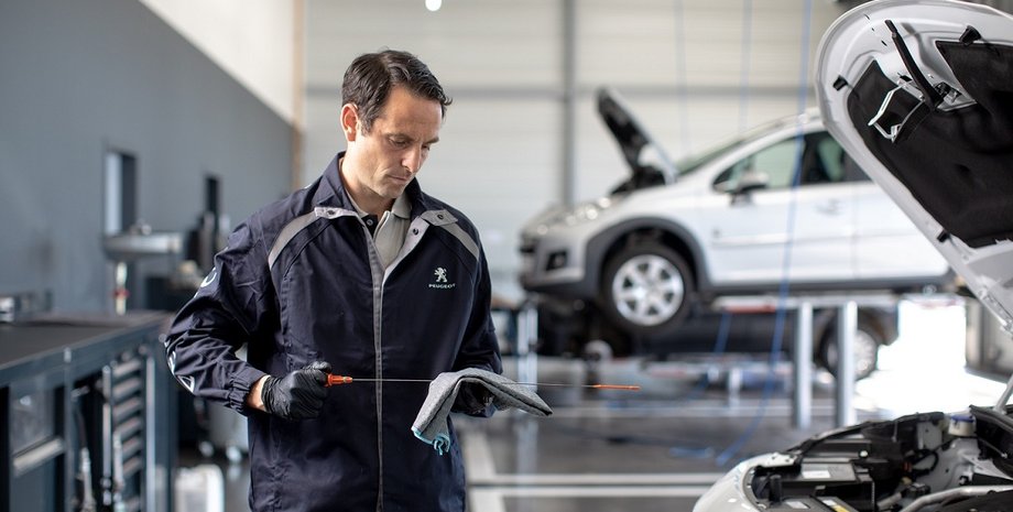 СТО, сезонное обслуживание авто, сервис, автосервис, работник автосервиса, проверка уровня масла в двигателе