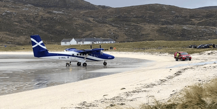 Аеропорт Барра, Велика Британія, пілоти, посадкова смуга, небезпечний політ, аеропорт у морі, злітна смуга під водою