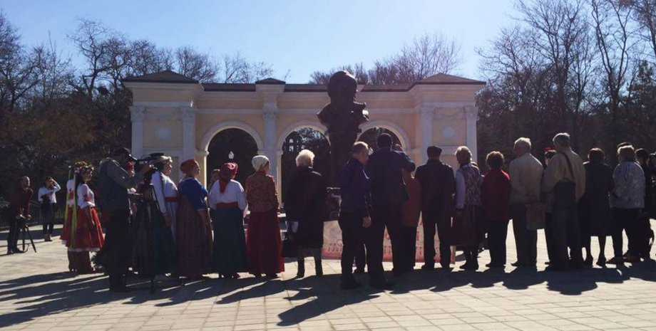 Возложение цветов у памятника Тарасу Шевченко, Симферополь / Фото: ru.krymr.com