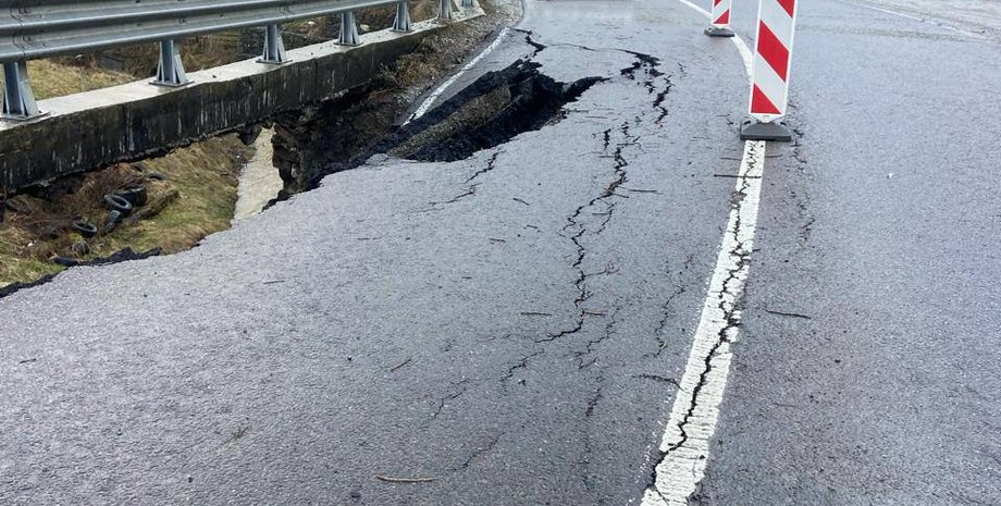 зсув ґрунту, асфальт, дорога