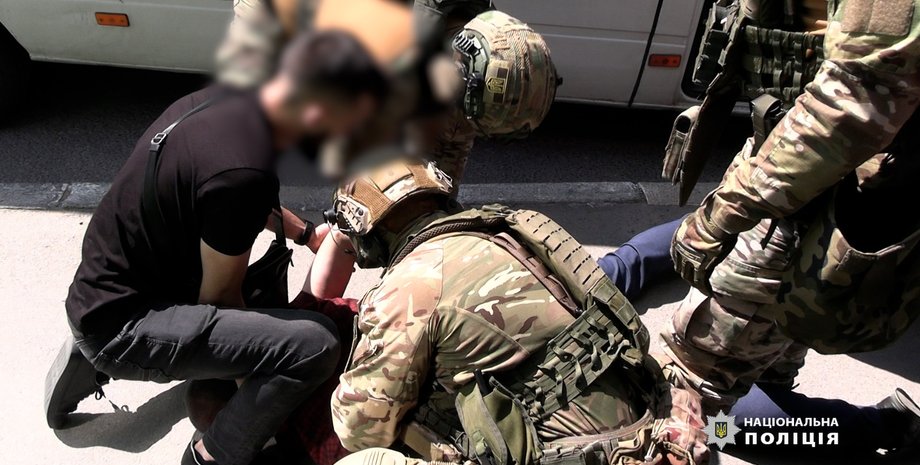 В Виннице вор напал на студентку и ранил ее ножом в шею