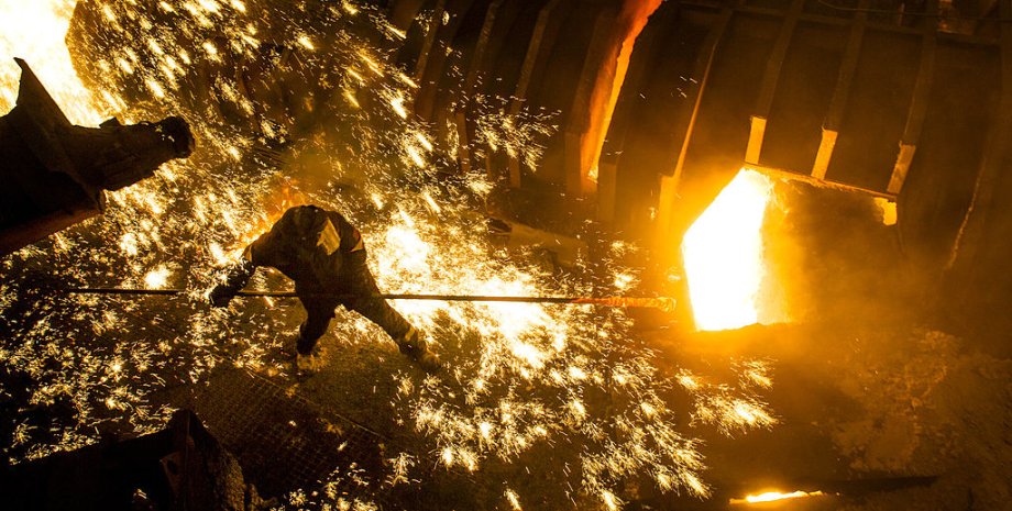 Рабочий Запорожстали перед доменной печью, фото: Getty Images