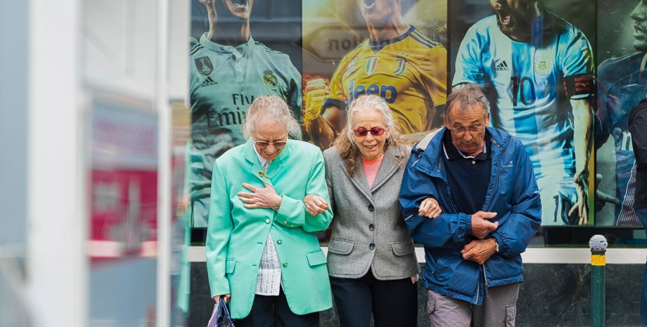 пожилые люди на прогулке мужчина, женщина, старость, пенсионер