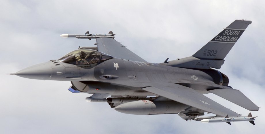 F-16С, укомплектований ракетами  "повітря"-"повітря"