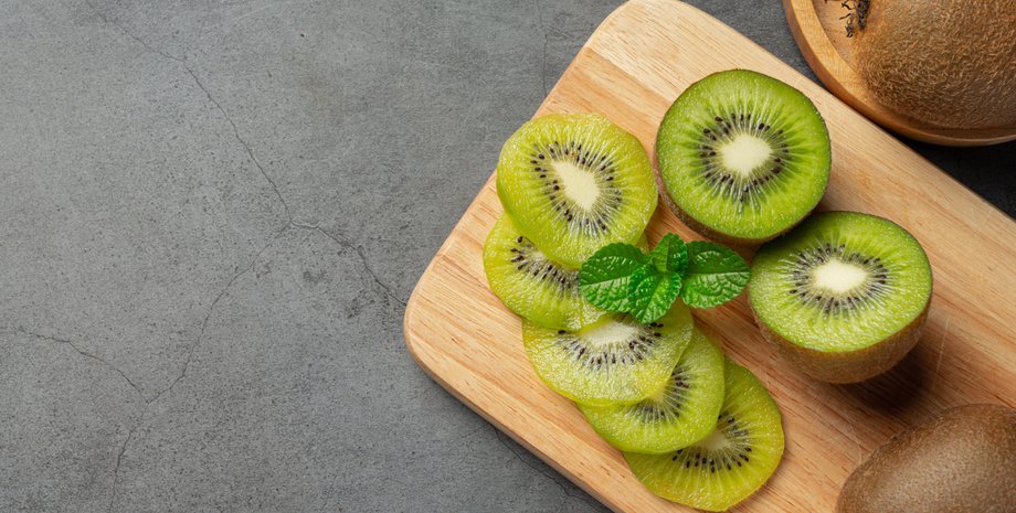 Киви на деревянной дощечке