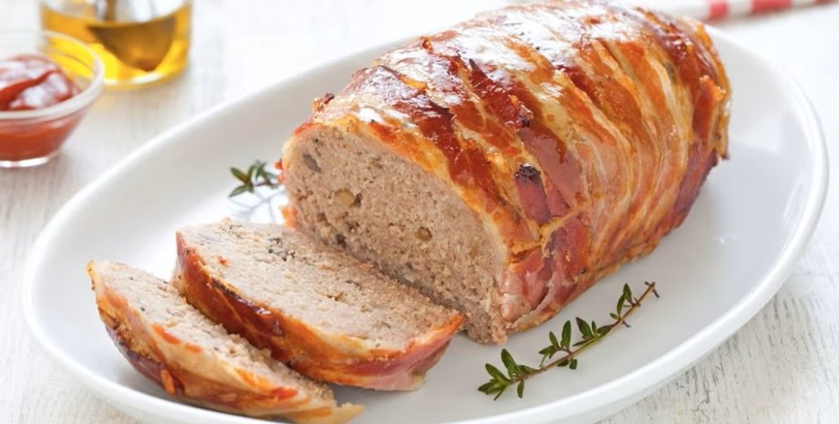 Запеченный мясной рулет, праздничное блюдо, мясная запеканка