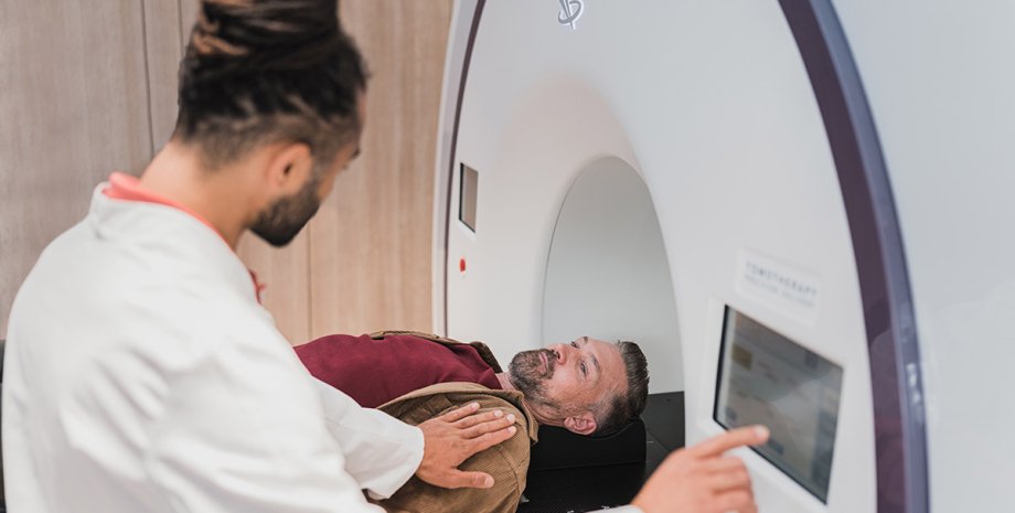 магнітно-резонансна томографія, апарат, лікар, чоловік