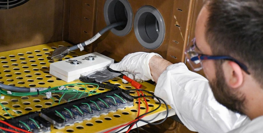 Контактирование электродных материалов с пакетной ячейкой.