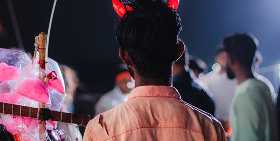 Костюм сатаны, учитель в костюме Сатаны, напугал детей, оскорбил чувства учеников, махал вилами, отстранили от работы, отпуск