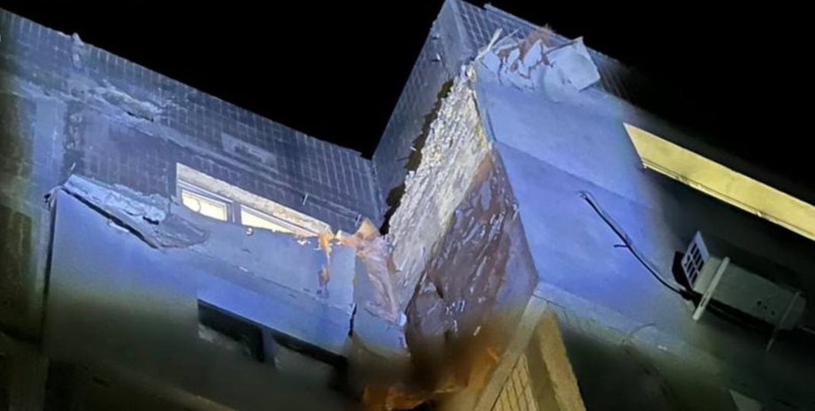 РФ ударила по многоэтажке в Сумах удар "шахедом" по многоэтажке в сумах