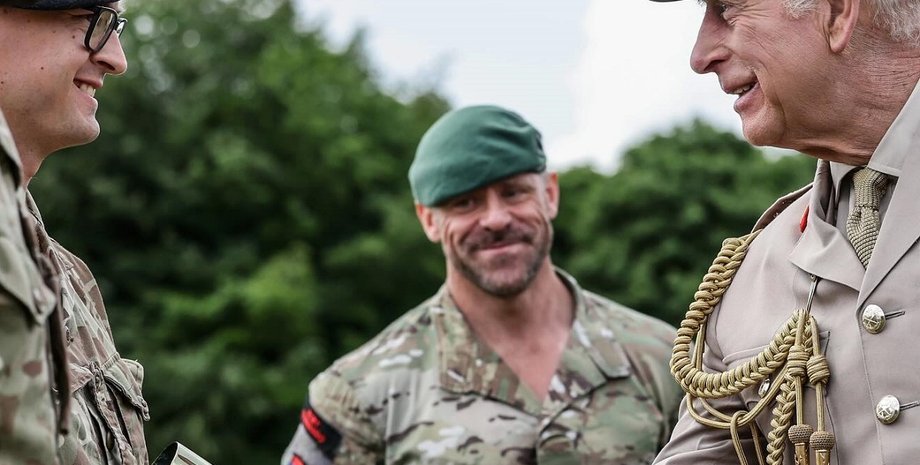 король чарльз, симпатичный военный, военный, звезда соцсетей, нил митчелл