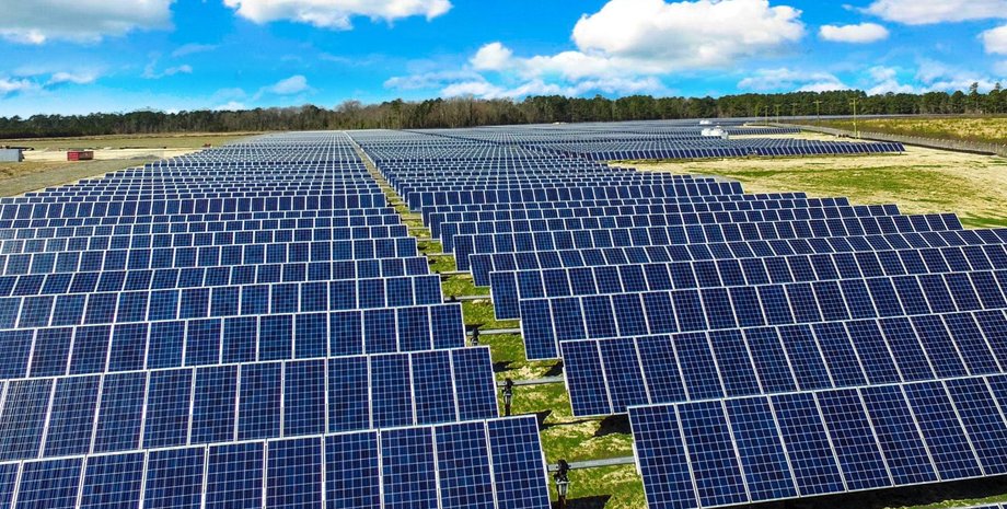 Солнечная электростанция в поле