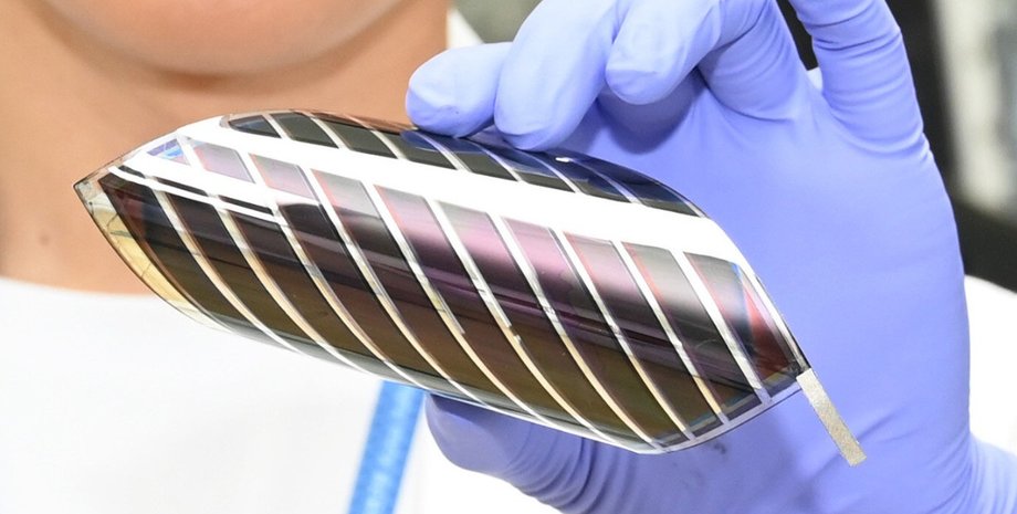 Ученые с гибкой солнечной ячейкой