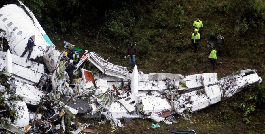 Спасатели на месте авиакатастрофы в Колумбии / Фото: Reuters
