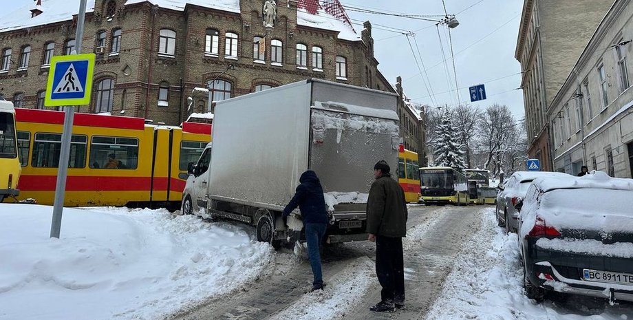 Негода у Львові: в ОВА порадили підприємствам і установам перейти на "дистанційку"